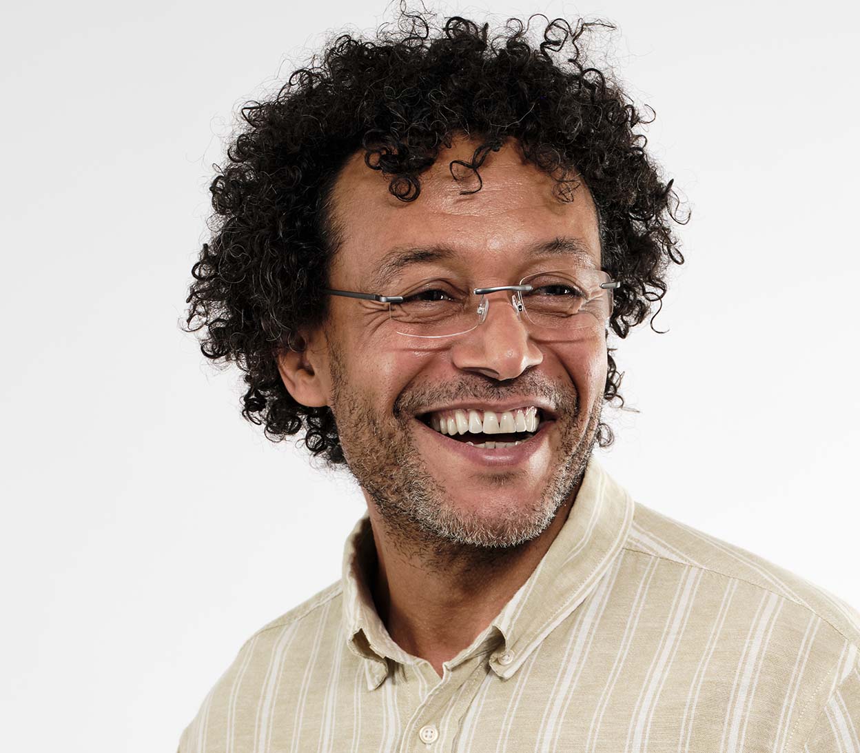 Male model wearing Architect (Gunmetal) rimless metal reading glasses.