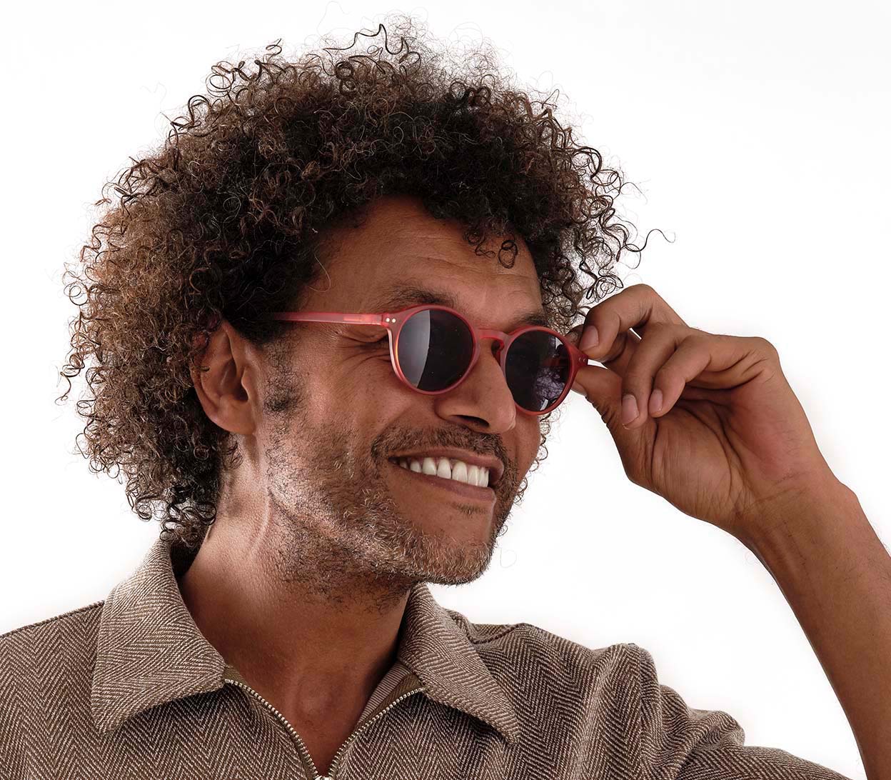 Palma (Grey Tortoise) round lens retro reading sunglasses with a slender frame and soft grey tortoiseshell pattern. Side view.