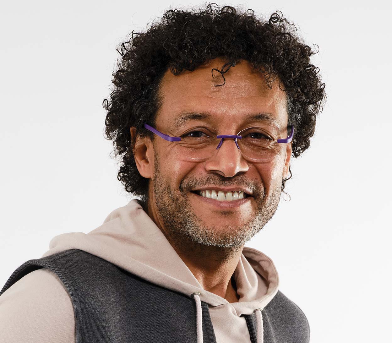 Male model wearing Jelli Solo (Purple) round, rimless reading glasses with matt finish, deep purple details.