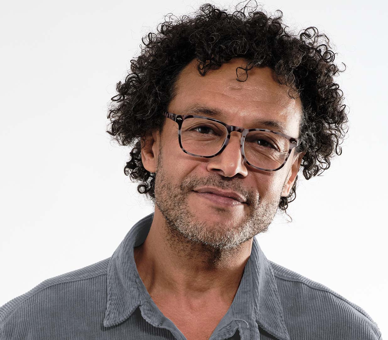 Male model wearing Chicago (Grey Tortoise) retro style, unisex reading glasses with large lenses and grey tortoiseshell frames.