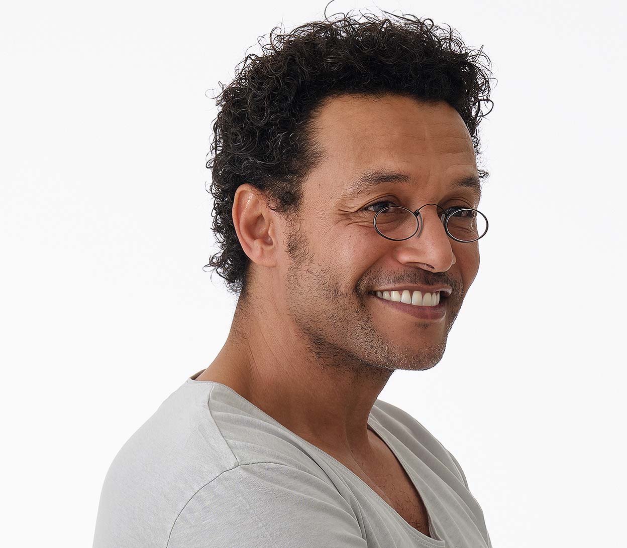 Male model wearing Clipper (Gunmetal) unisex pince nez reading glasses.