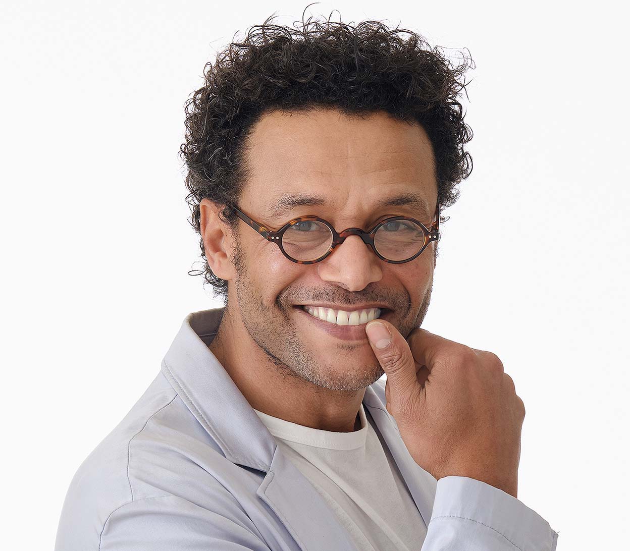 Male model wearing Hartford (Tortoiseshell) retro unisex reading glasses with round lenses and an antique style dark tortoiseshell pattern.