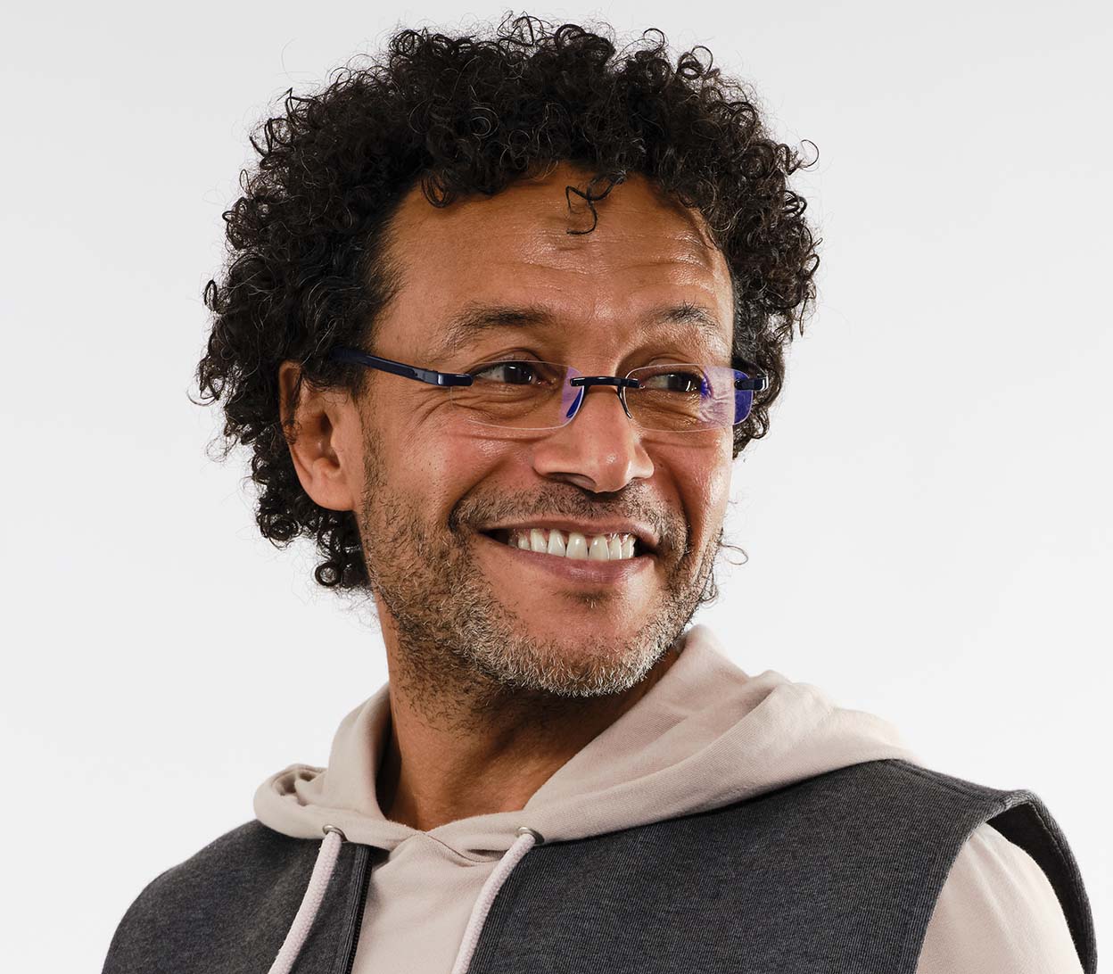 Male model wearing Jelli Digital (Blue) rimless, slim blue light reading glasses with dark blue arms and bridge.