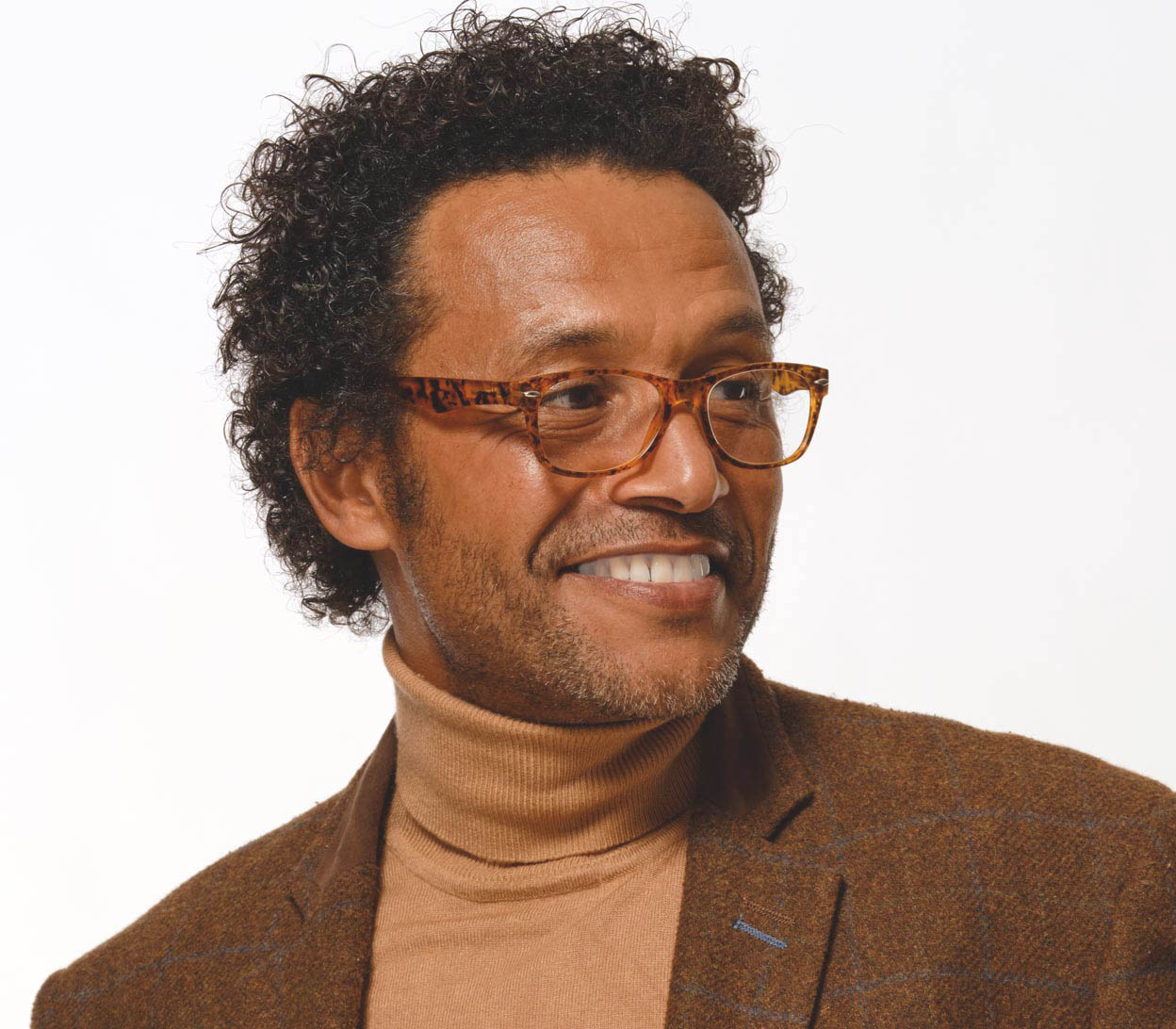 Male model wearing Harper (Tortoiseshell) retro, unisex reading glasses with oval lenses and a matt tortoiseshell frame.
