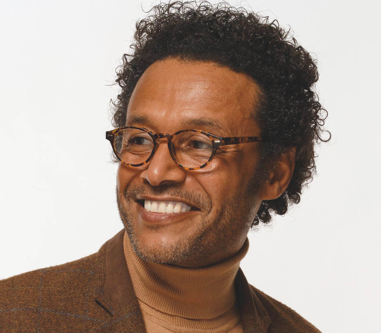 Male model wearing Espresso (Tortoiseshell) retro reading glasses with matt tortoiseshell frames and round lenses.